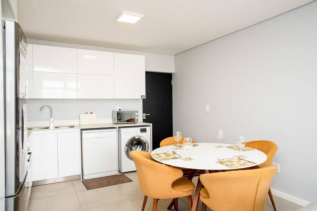 Beachfront 2 Bed W Swimming Pool, Blouberg 54 Break *
